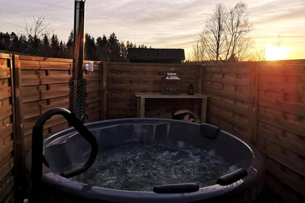 Ruhig Gelegene, Top Moderne Ferienwohnung - Hot Tub Und Sauna Gegen Aufpreis Neuhaus an Der Eger Kültér fotó
